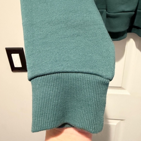 Auth.✅ ALO Yoga RARE Accolade Hoodie in “Winter Ivy” Size Medium💚 - Picture 4 of 8